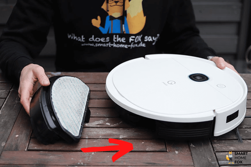 Yeedi Vac 2 Pro samt angebrachten Wassertank ist von der Seite zu sehen